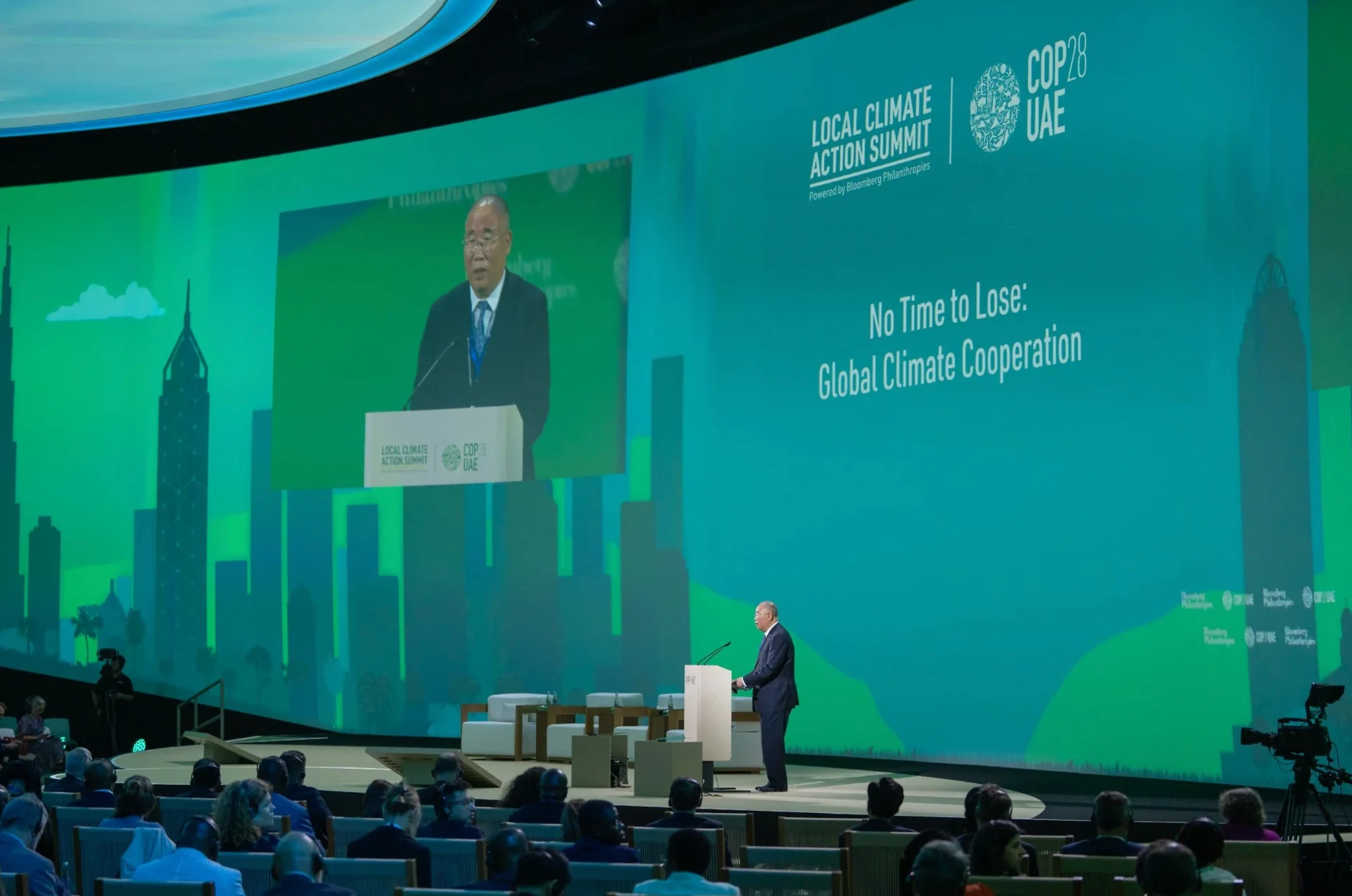Wide stage and audience at climate conference